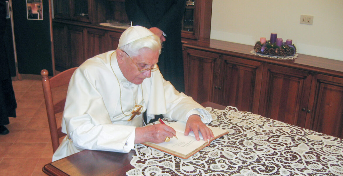 Benedikt XVI am Schreibtisch