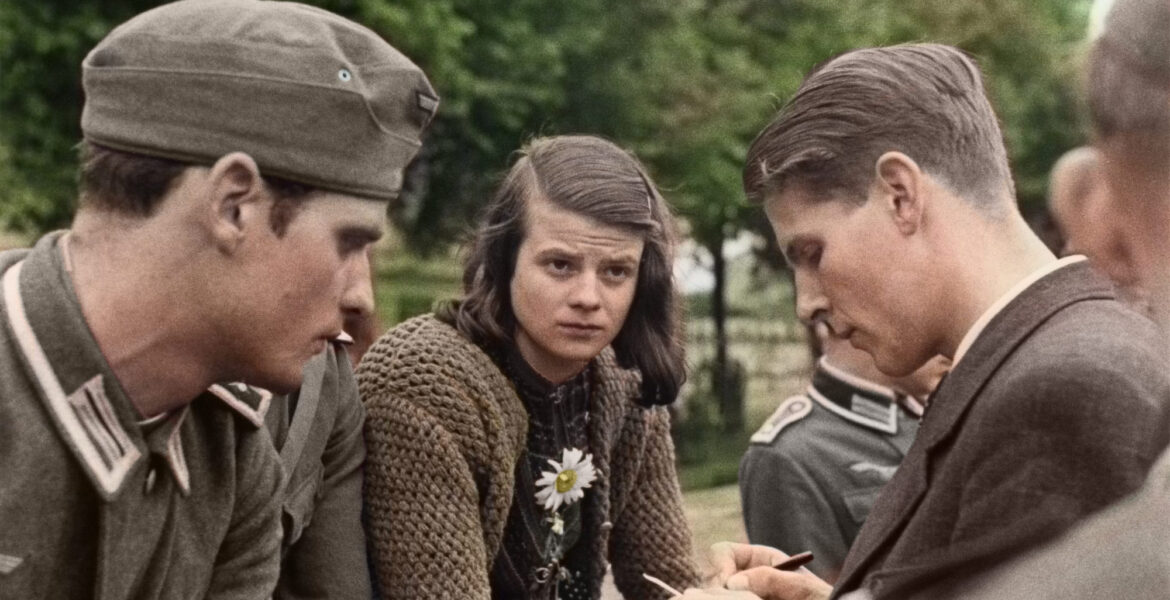 Mitglieder der Weißen Rose; Hans Scholl, Sophie Scholl und Christioph Probst in München | Foto: George Wittenstein / akg-images colorized by FoxTrotte / reddit