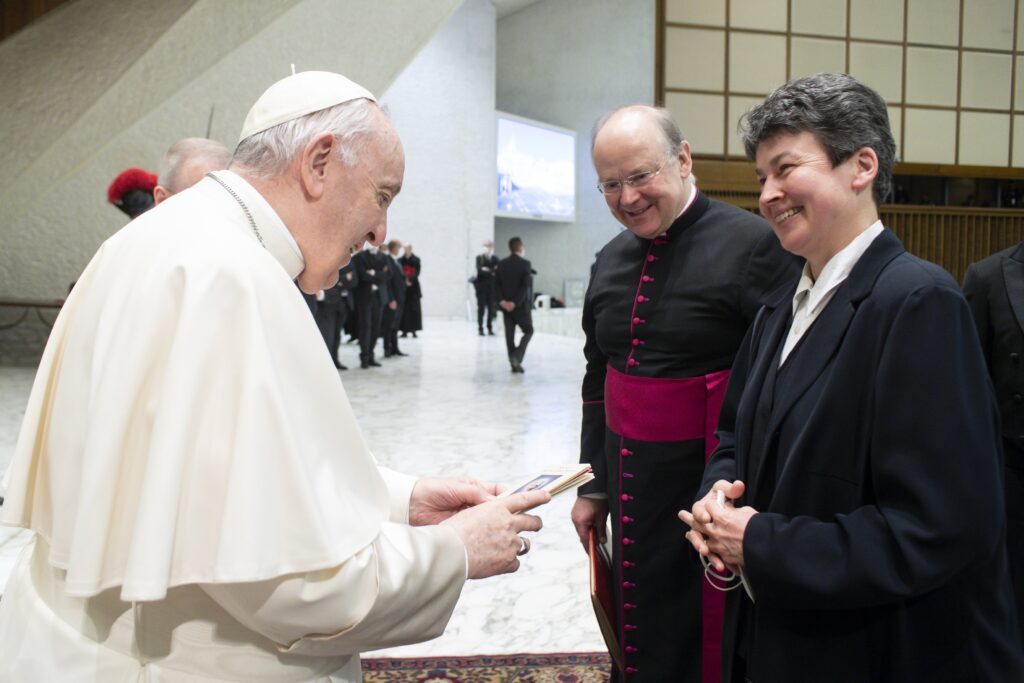 Papa Francesco con la nuova Newman Novena degli Amici di Newman.
