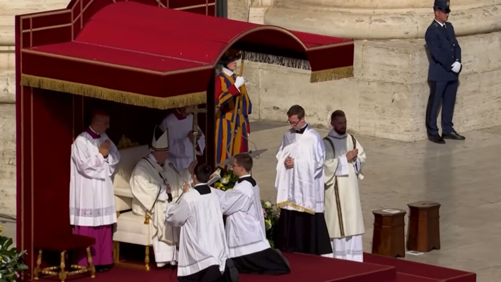 Papa Francesco legge la formula di canonizzazione del cardinale John Henry Newman tenuta da Frater Márton Héray FSO.