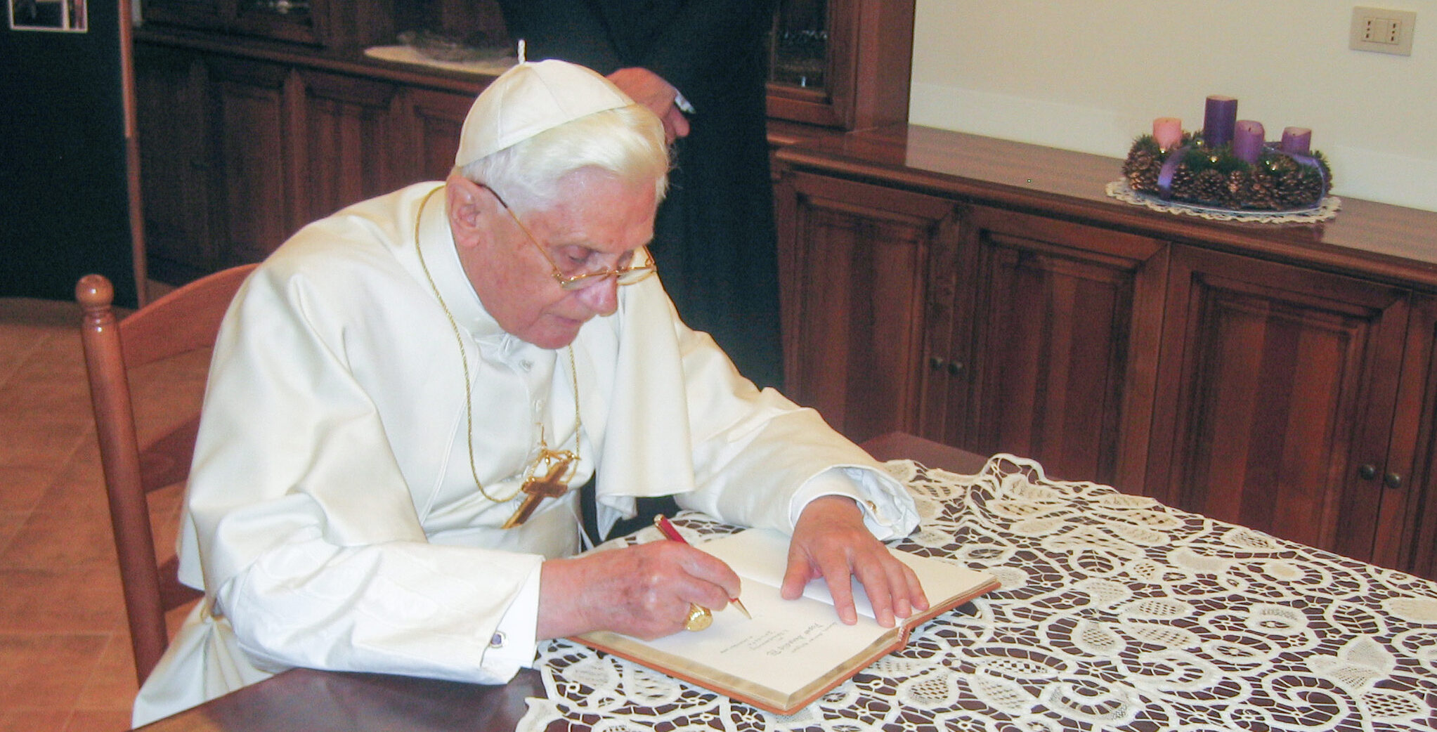 Pope Benedict im Collegium Paulinum in Rom, der Priesterausbildungsstätte der geistlichen Familie das Werk.