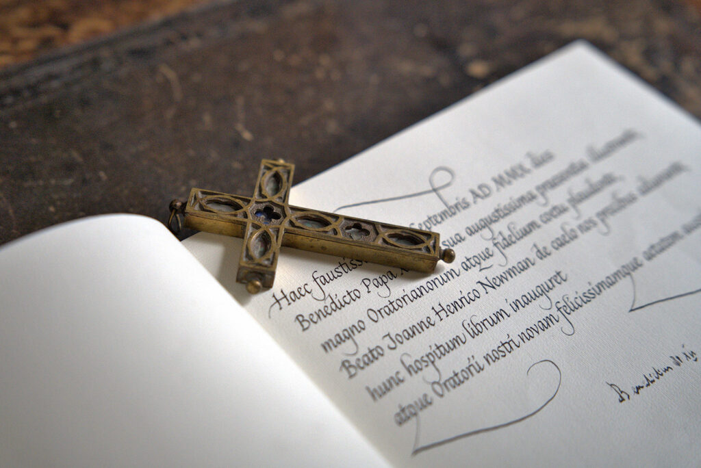 Benedict XVI Unterschrift und das Kreuz von Kardinal Newman im Birmingham Oratory